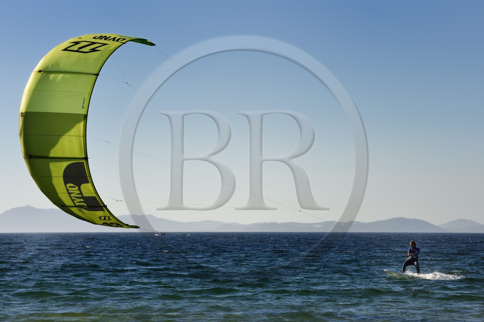 France, Var (83), Hyères, Presqu'Ile de Giens, plage de l'Almanarre, Ariane Imbert en kitefoil, triple championne de France de Kitesurf et vice-championne du monde de Race 2014