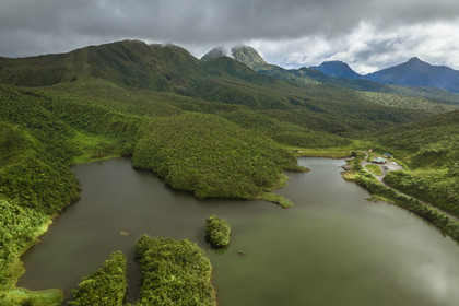 Caraïbes, Ile de la Dominique, Parc national du Morne Trois Pitons classé Patrimoine Mondial de l'UNESCO, Fresh Water Lake (vue aérienne)