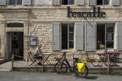 France, Charente-Maritime (17), Echillais, bistro L'Escale à la sortie du pont transbordeur de Rochefort