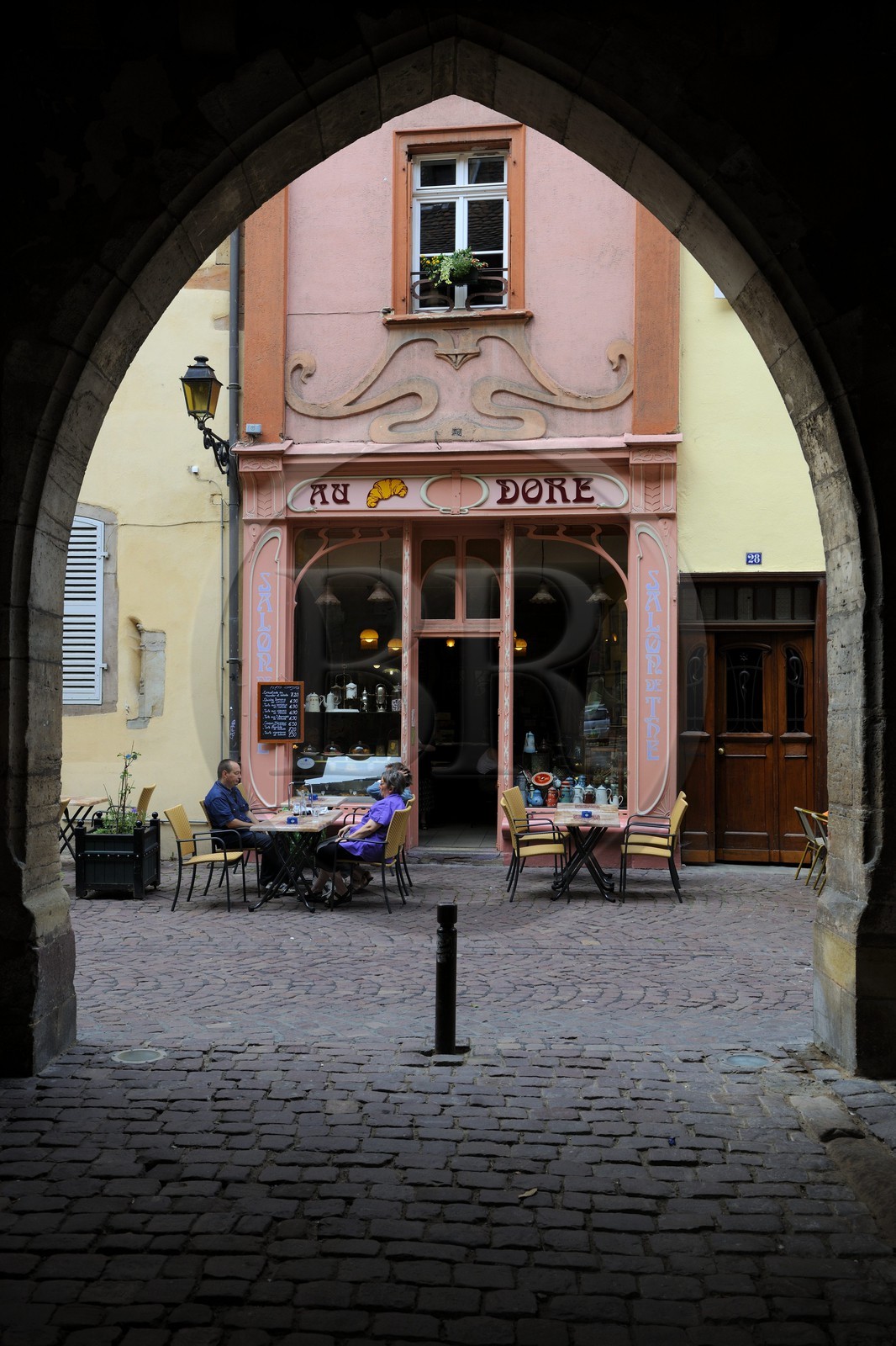 France, Haut-Rhin (68), Colmar, café avec sa façade art nouveau rue des Marchands