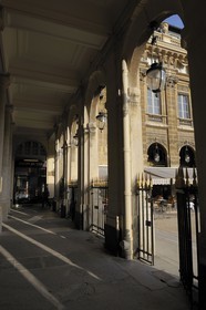 France, Paris (75), Galerie de Beaujolais à gauche et de Valois en arrière plan
