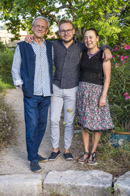France, Var (83), Provence Verte, Bras, vers Saint-Maximin-la-Sainte-Baume, la maison d'hotes Le Peyrourier - une campagne en Provence, Martina et Claude Fussler et leur fils Fabrice