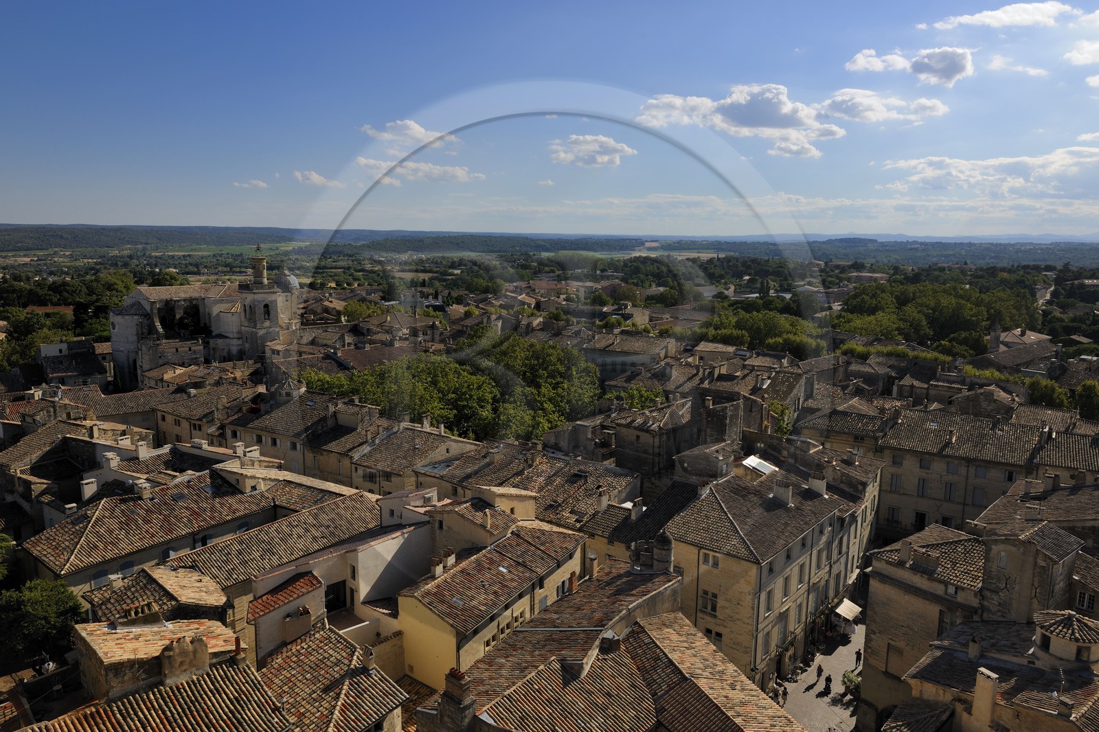 France, Gard (30), Uzès, les toits d'Uzès et l'église Saint-Etienne vus depuis la tour Bermonde du Duché