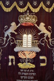 France, Haut-Rhin (68), Colmar, le Musée Bartholdi accueille une collection d’objets témoignant de la présence d’une communauté juive bien implantée en Alsace, parokhet (rideau fermant l’Arche sainte et dissimulant les rouleaux de la Torah)