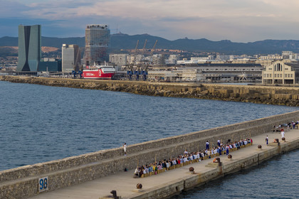 France, Bouches-du-Rhône (13), Marseille, Zone Euroméditerranée, grand port maritime de Marseille (GPMM), la digue du large, convives attablés à une grand table de banquet dressée par le chef Emmanuel Perrodin dans le cadre des Diners Insolites, la tour CMA CGM et tour La Marseillaise en arrière plan (vue aérienne)