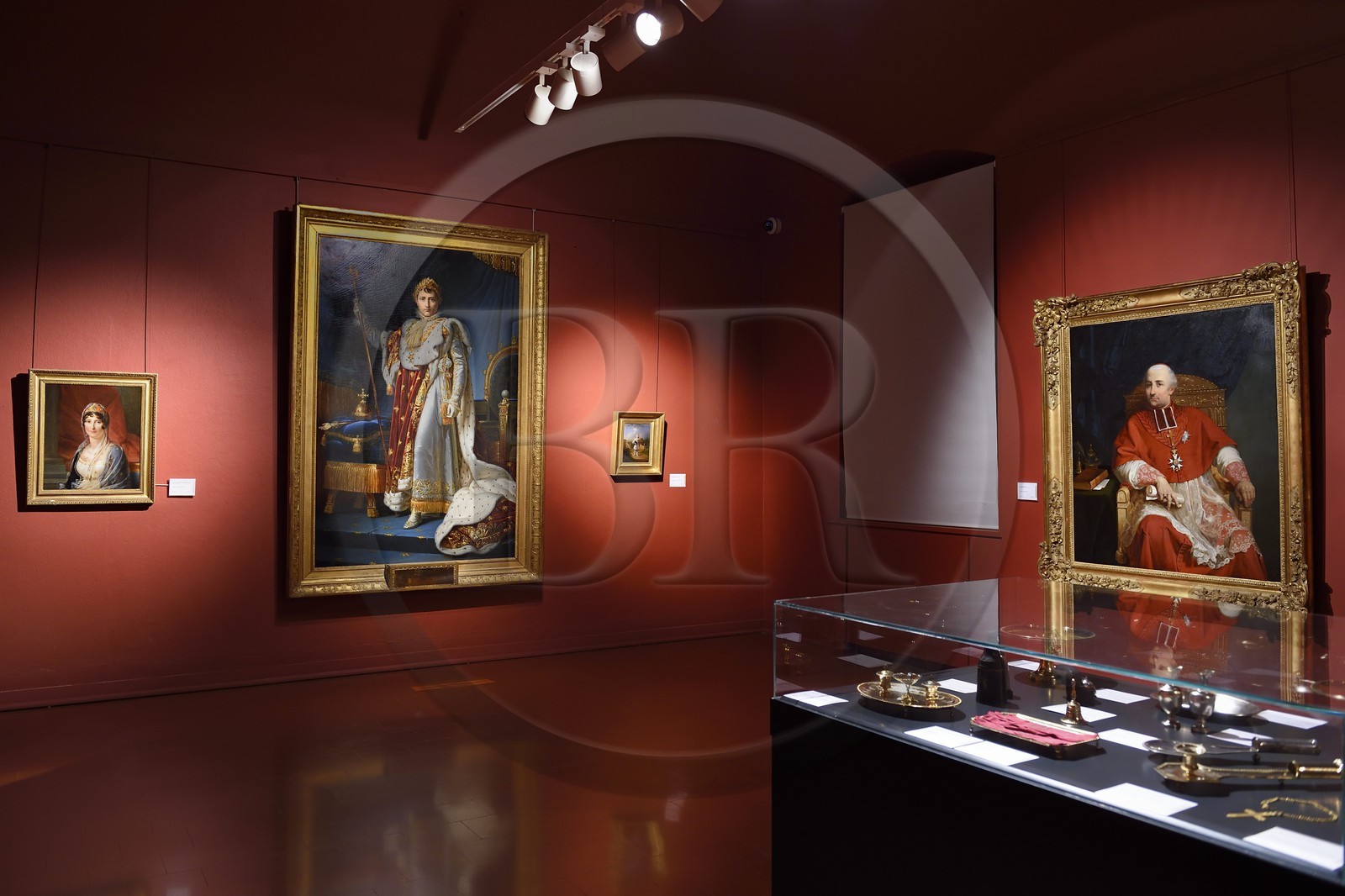 France, Corse-du-Sud (2A), Ajaccio, musée Fesch (musée des beaux-arts), salle de la collection napoléonienne, Laetitia Bonaparte à gauche, le sacre de Napoleon au centre et portrait du Cardinal Fesch à droite