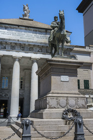 Italy, Liguria, Genoa, Piazza de Ferrari, statue of Garibaldi in front of the Opera Teatro Carlo-Felice