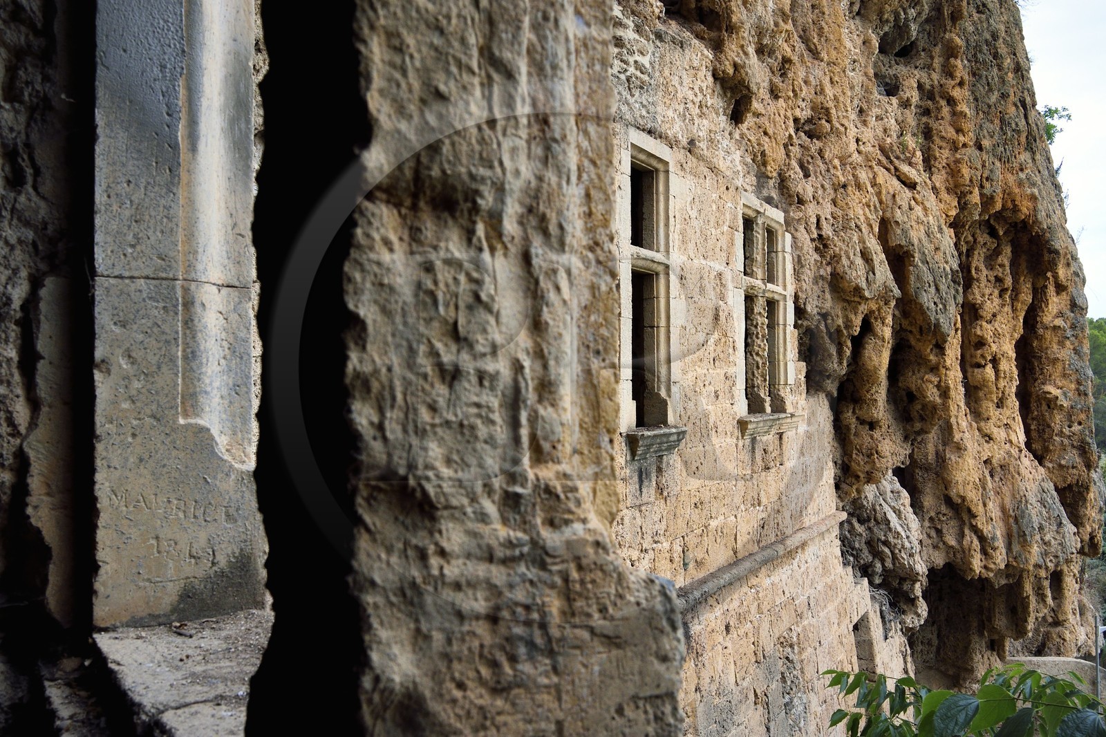 France, Var (83), Villecroze, les grottes troglodytiques avec leurs fenêtres à meneaux