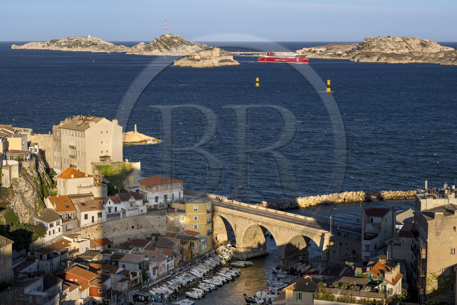 France, Bouches-du-Rhône (13), Marseille, quartier d'Endoume, le Vallon des Auffes, l'archipel du Frioul avec le Chateau d'If en arrière plan, arrivée d'un ferry de Corsica Linea au petit matin