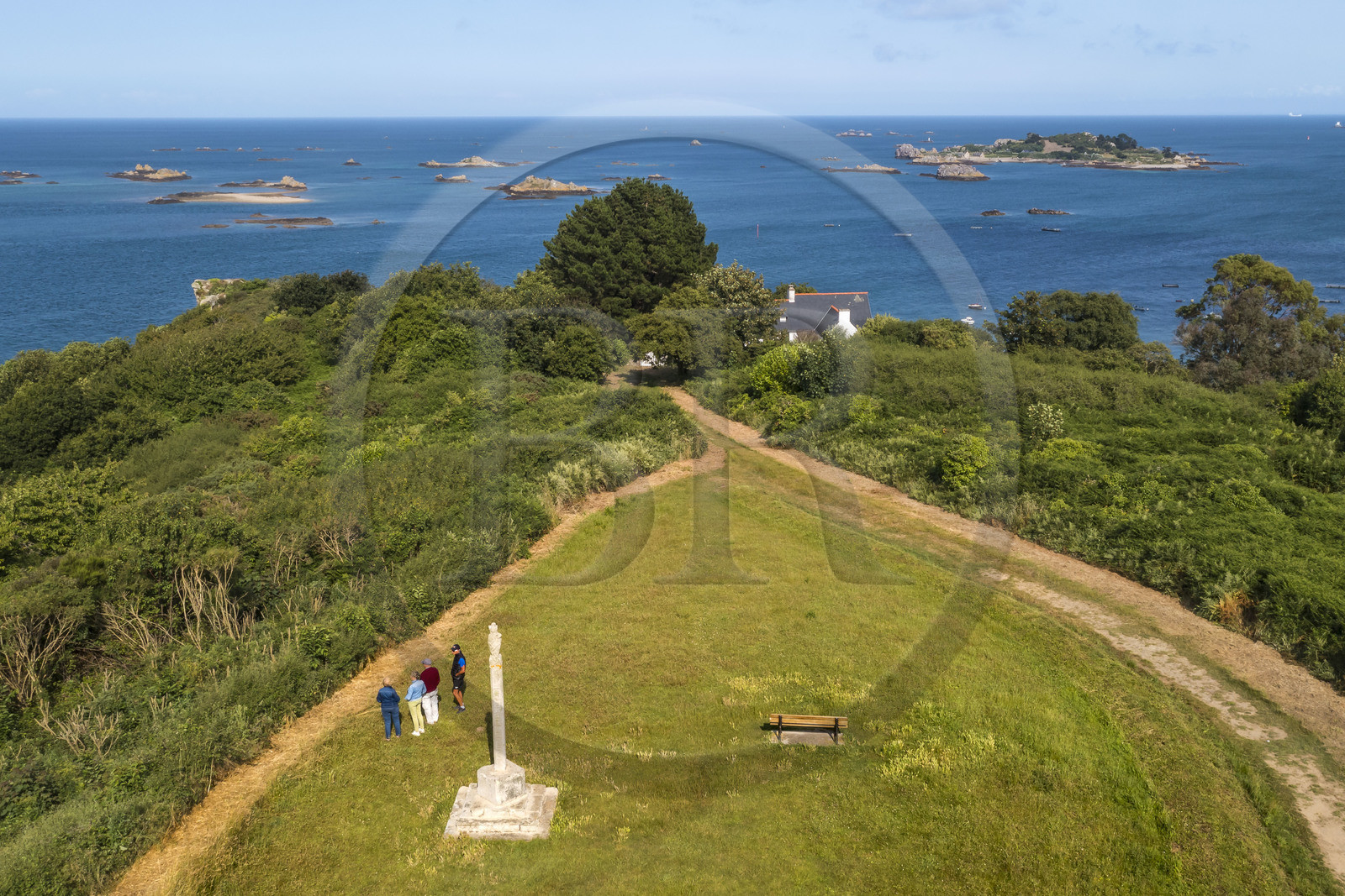 France, Côtes d'Armor (22), Ploubazlanec, la Croix des Veuves, chapelle et Pointe de la Trinité, en arrière plan l'Ile de Saint-Riom et les multiples rochers qui l'entourent (vue aérienne)