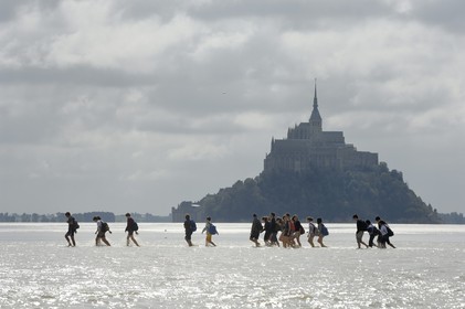 France, Manche (50), traversée à pied de la Baie du Mont Saint-Michel, classé Patrimoine Mondial de l' UNESCO