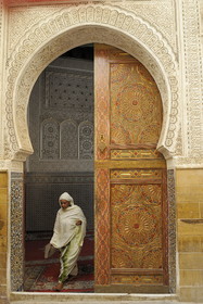 Maroc, Moyen Atlas, Fès, ville impériale, médina classée Patrimoine Mondial de l'UNESCO, Fès el Bali, la mosquée funéraire Zaouïa de Sidi Ahmed Tijani, plâtre sculpté et zelliges de l'entrée