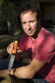 France, Vaucluse (84), Parc Naturel Regional du Luberon, Lourmarin, labellisé Les Plus Beaux Villages de France, le sculpteur sur bois et coutelier Matthias de Malet Roquefort