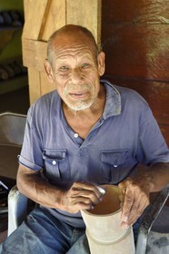 Caraïbes, Ile de la Dominique, Salybia, Territoire Kalinago, Kalinago Barana Autê (le village Caraïbe en bord de mer), grand village des indiens Kalinagos destiné à la mise en valeur et au partage de leurs activités traditionnelles