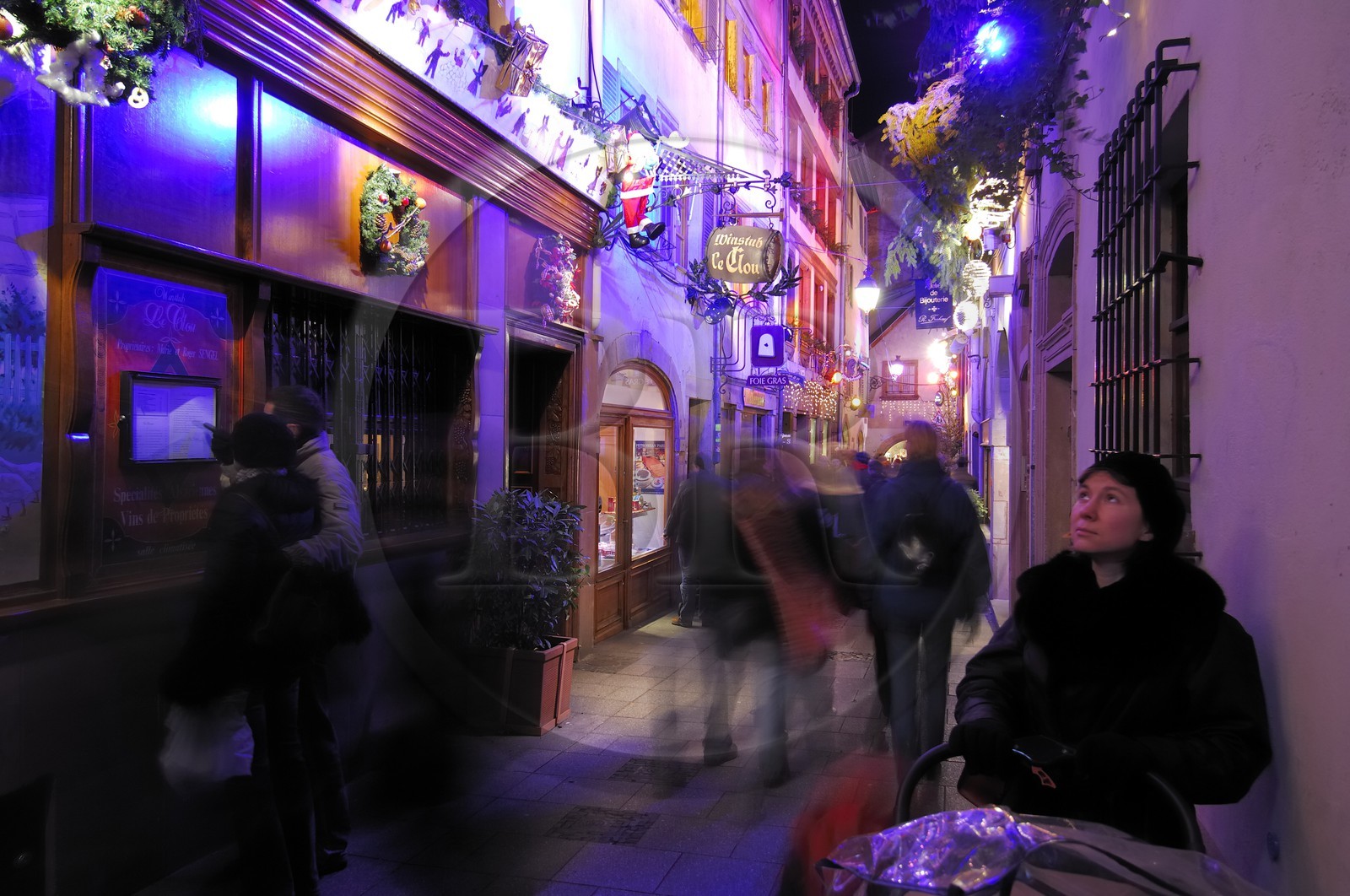 France, Bas Rhin (67), Strasbourg, decoration de la rue du chaudron dans la vieille ville a Noel et la winstub le clou