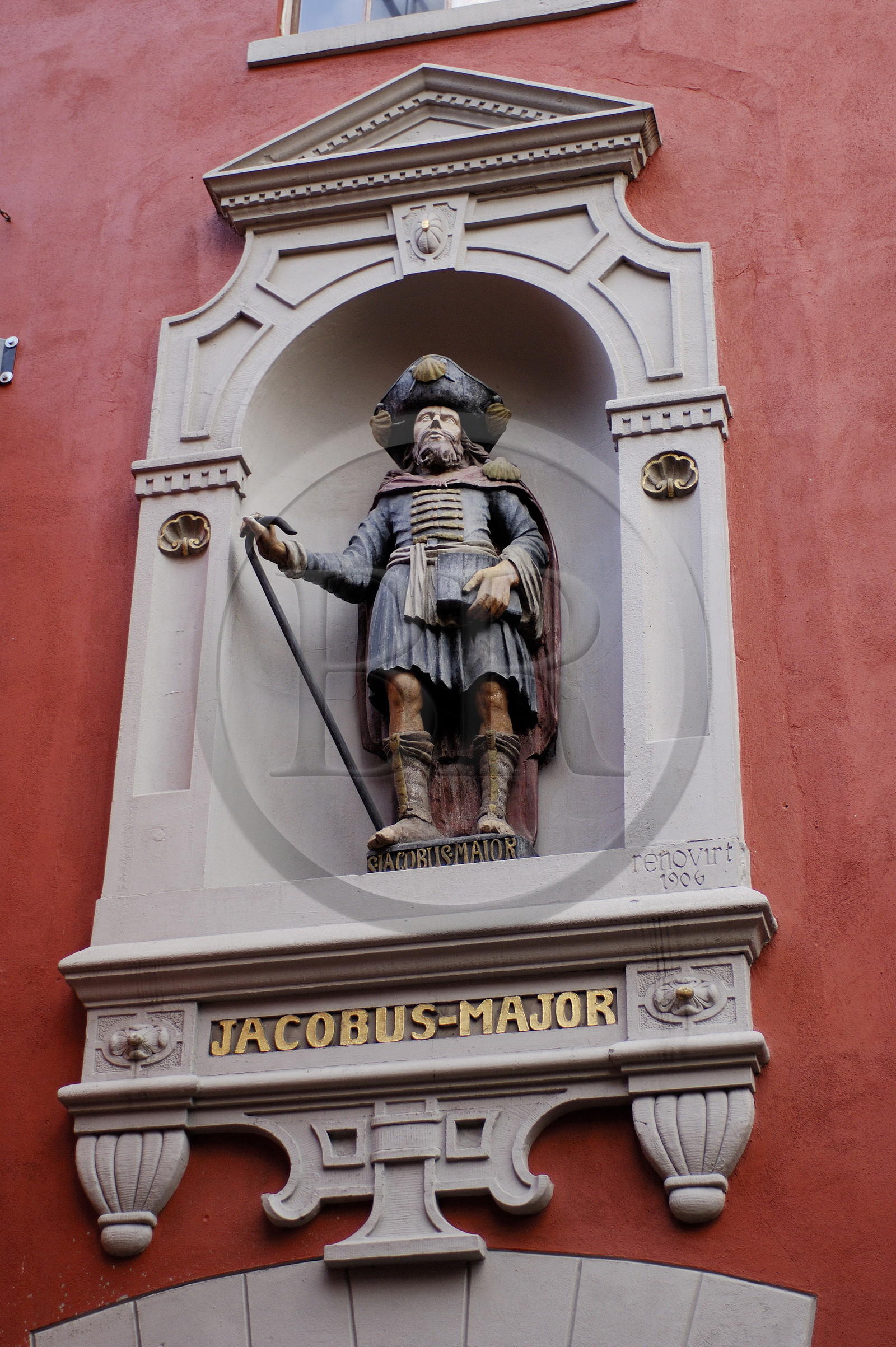 Germany, Bremen, statue decorating a facade of house in the old town