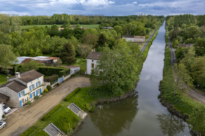France, Vendée (85), Bouillé-Courdault, le port fluvial de Courdault au bout du canal de la Vieille-Autise et son ancien chemin de halage (vue aérienne)