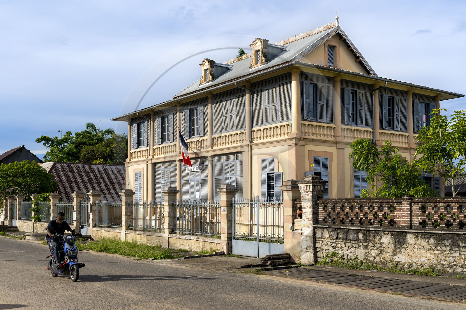 France, Guyane, Saint-Laurent-du-Maroni, immeuble administratif de style colonial avenue du Lieutenant-Colonel Chandon, le Tribunal de proximité de Cayenne