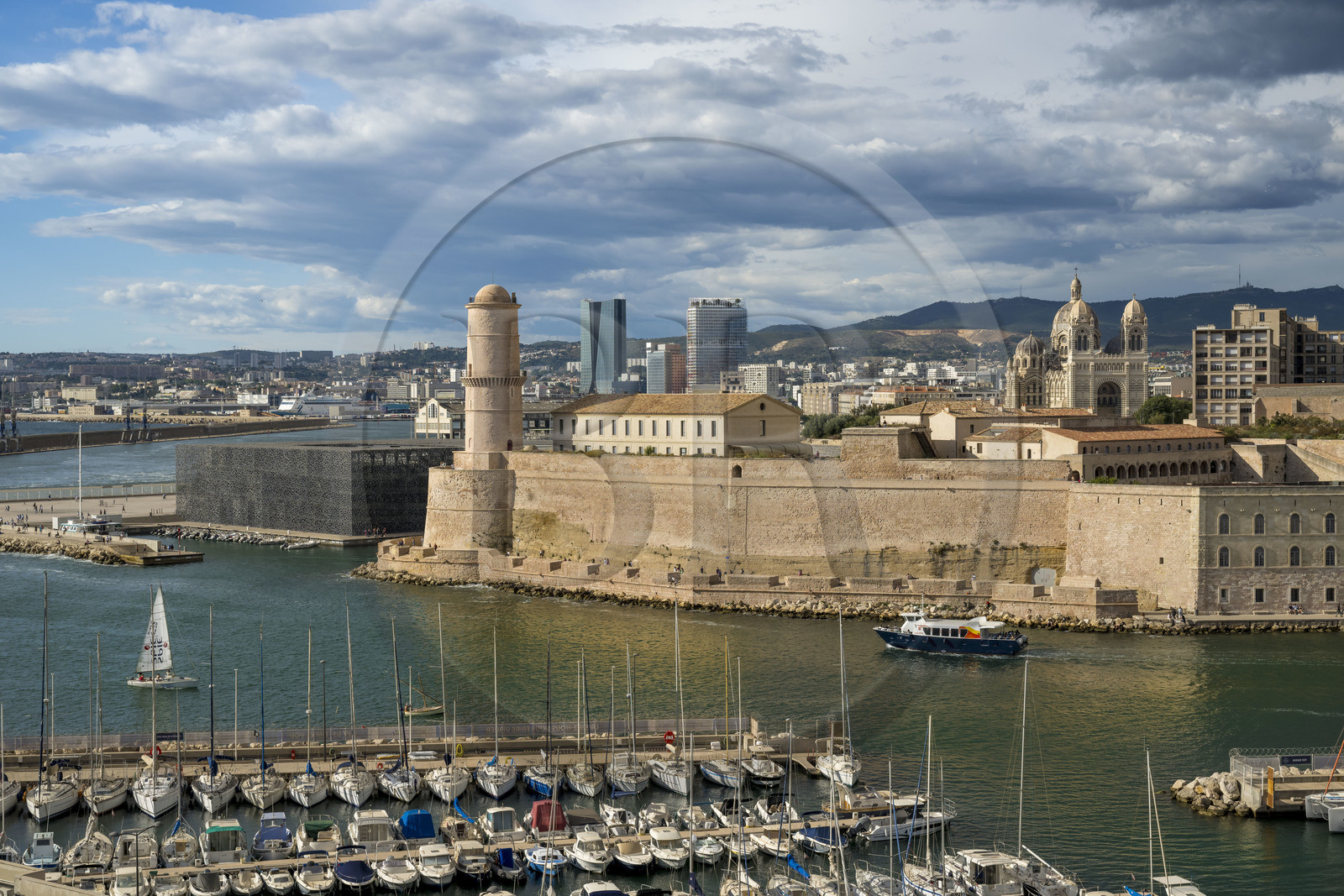 France, Bouches-du-Rhône (13), Marseille, Mucem (Musée des civilisations de l'Europe et de la Méditerranée) par les architectes Rudy Ricciotti et R. Carta, le Fort Saint Jean et la cathédrale La Major