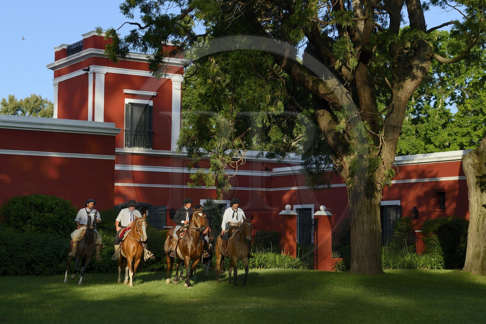 Argentine, province de Buenos Aires, San Antonio de Areco, groupe de gauchos à cheval devant l'estancia La Bamba de Areco