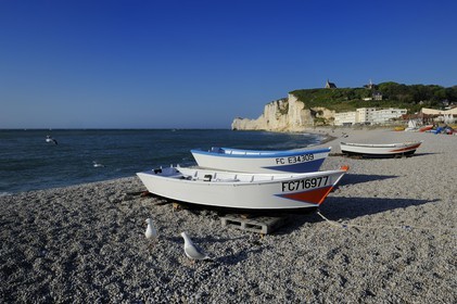 France, Seine-Maritime (76), Pays de Caux, Côte d'Albâtre, Etretat, la falaise d'Amont et l'église Notre-Dame-de-la-Garde depuis la plage de la ville avec les barques de pecheurs