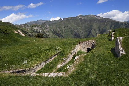 France, Alpes-Maritimes (06), le Fort de la Marguerie ou Fort Margheria (1842m) à l'ouest du Col de Tende, batterie construite par les Italiens en 1883 et le Fort Central au Col de Tende en arrière plan