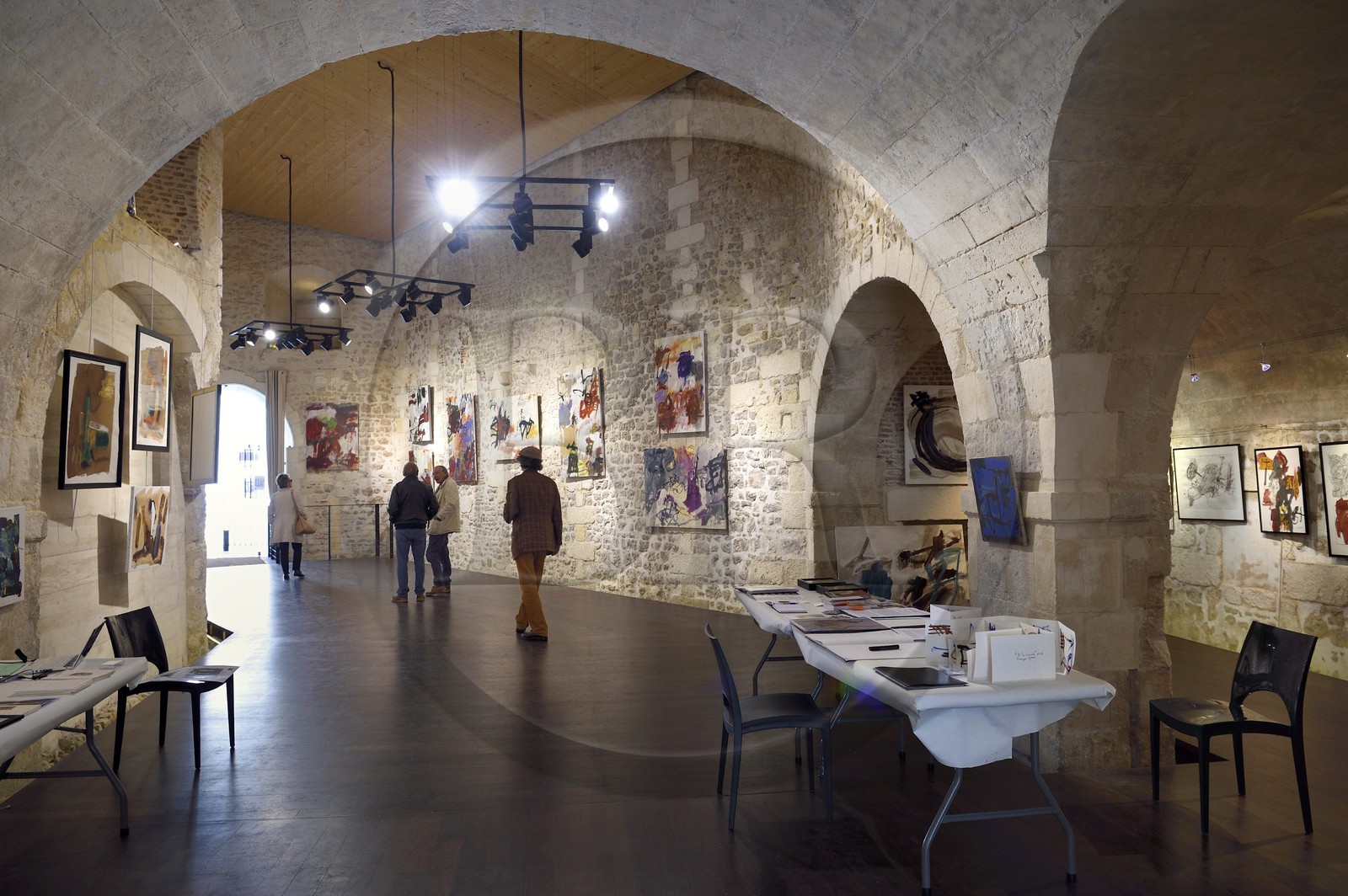 France, Charente-Maritime (17), La Rochelle, intérieur de la Porte Maubec aménagé en salle d'exposition