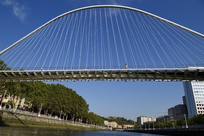 Espagne, Pays basque espagnol, Biscaye, Bilbao, passerelle suspendue Zubizuri dessinée par l'architecte Santiago Calatrava sur le Ria de Bilbao