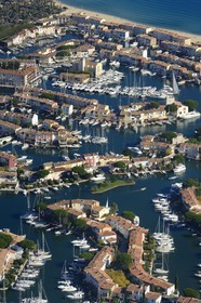 France, Var (83), golfe de Saint-Tropez, la cité lacustre de Port-Grimaud (vue aérienne)