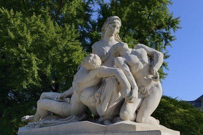 France, Bas-Rhin (67), Strasbourg, la place de la République, le monument aux morts (une mère tient ses deux fils mourants, l’un regarde la France, l’autre l’Allemagne)