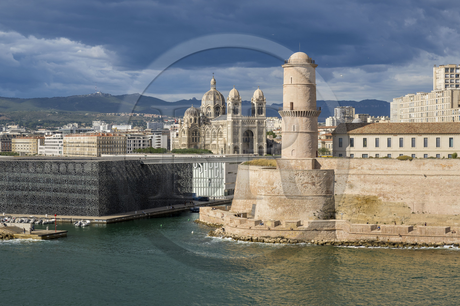 France, Bouches-du-Rhône (13), Marseille, Mucem (Musée des civilisations de l'Europe et de la Méditerranée) par les architectes Rudy Ricciotti et R. Carta, le Fort Saint Jean et la cathédrale La Major
