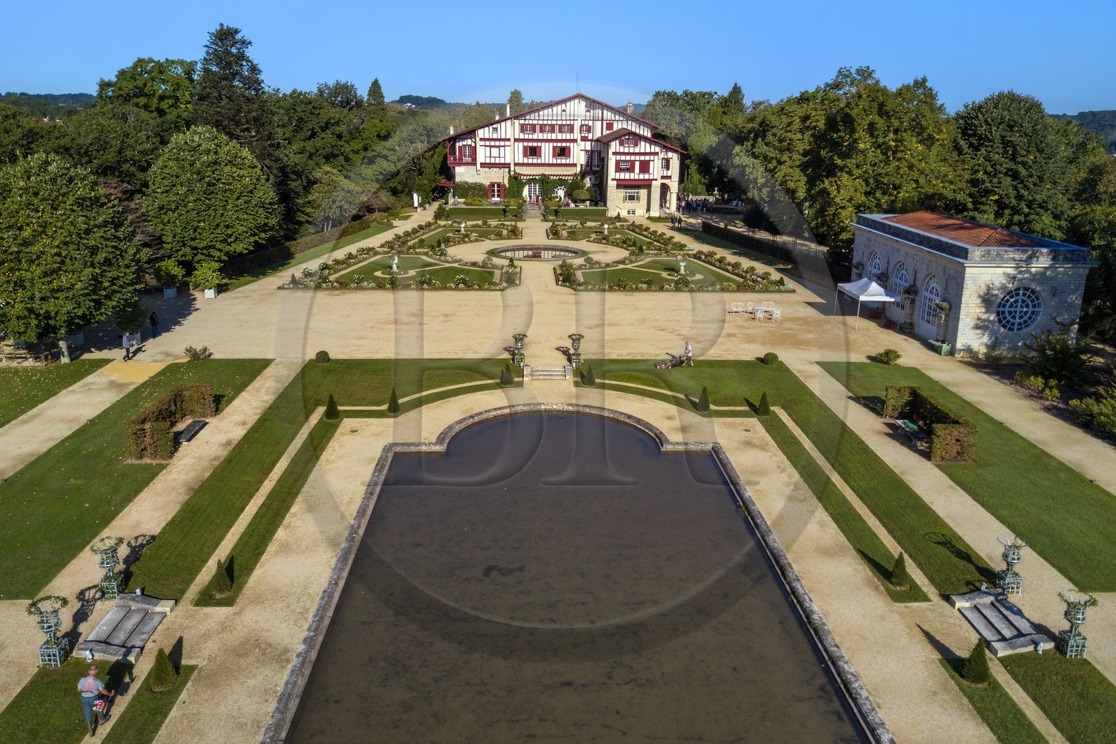 France, Pyrénées-Atlantiques (64), Pays-Basque, Cambo-les-Bains, la Villa Arnaga et  son jardin à la française, musée et maison d'Edmond Rostand de style néo-basque (vue aérienne)