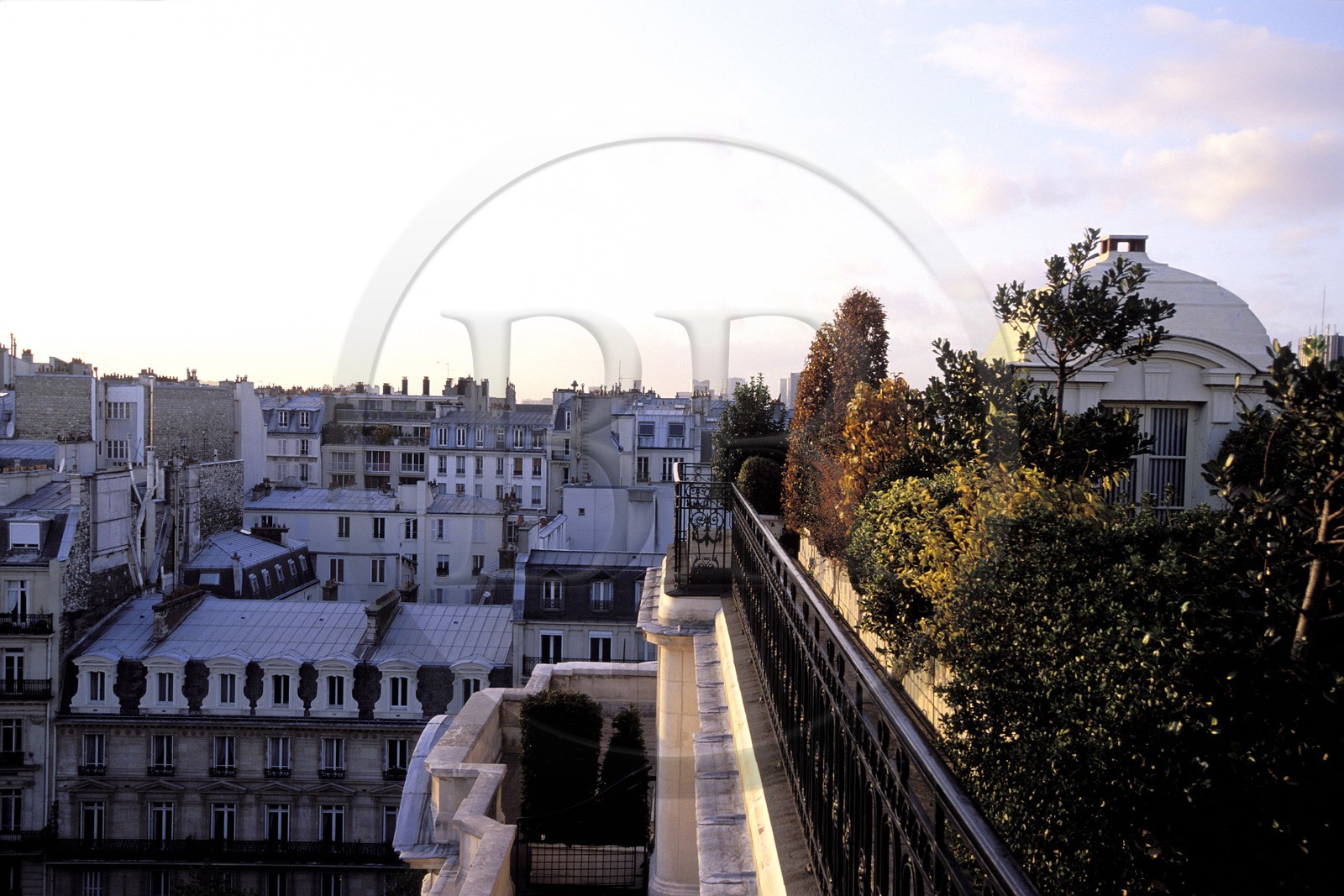 France, Paris (75), vue sur la ville depuis la terrasse de l' hôtel Raphaël (16ème arrondissement)
