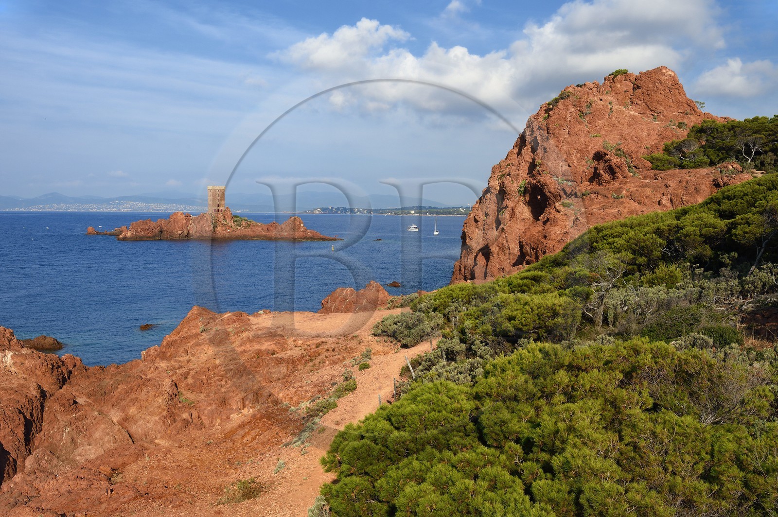 France, Var (83), Agay commune de Saint-Raphaël, massif de l'Estérel, la Corniche d'Or, la tour de l'Ile d'Or au large du cap du Dramont