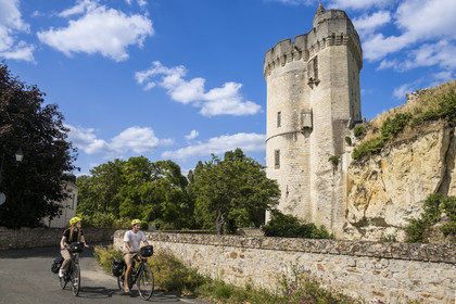 France, Maine-et-Loire (49), vallée de la Loire classée au Patrimoine Mondial par l'UNESCO, Gennes-Val-de-Loire, randonnée à bicyclette sur les berges de la Loire, la Tour de Trèves