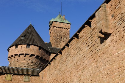 France, Bas-Rhin (67), le château du Haut-Koenigsbourg, le donjon vu depuis l'Est et mur d'enceinte longeant le parc aux bêtes du côté sud