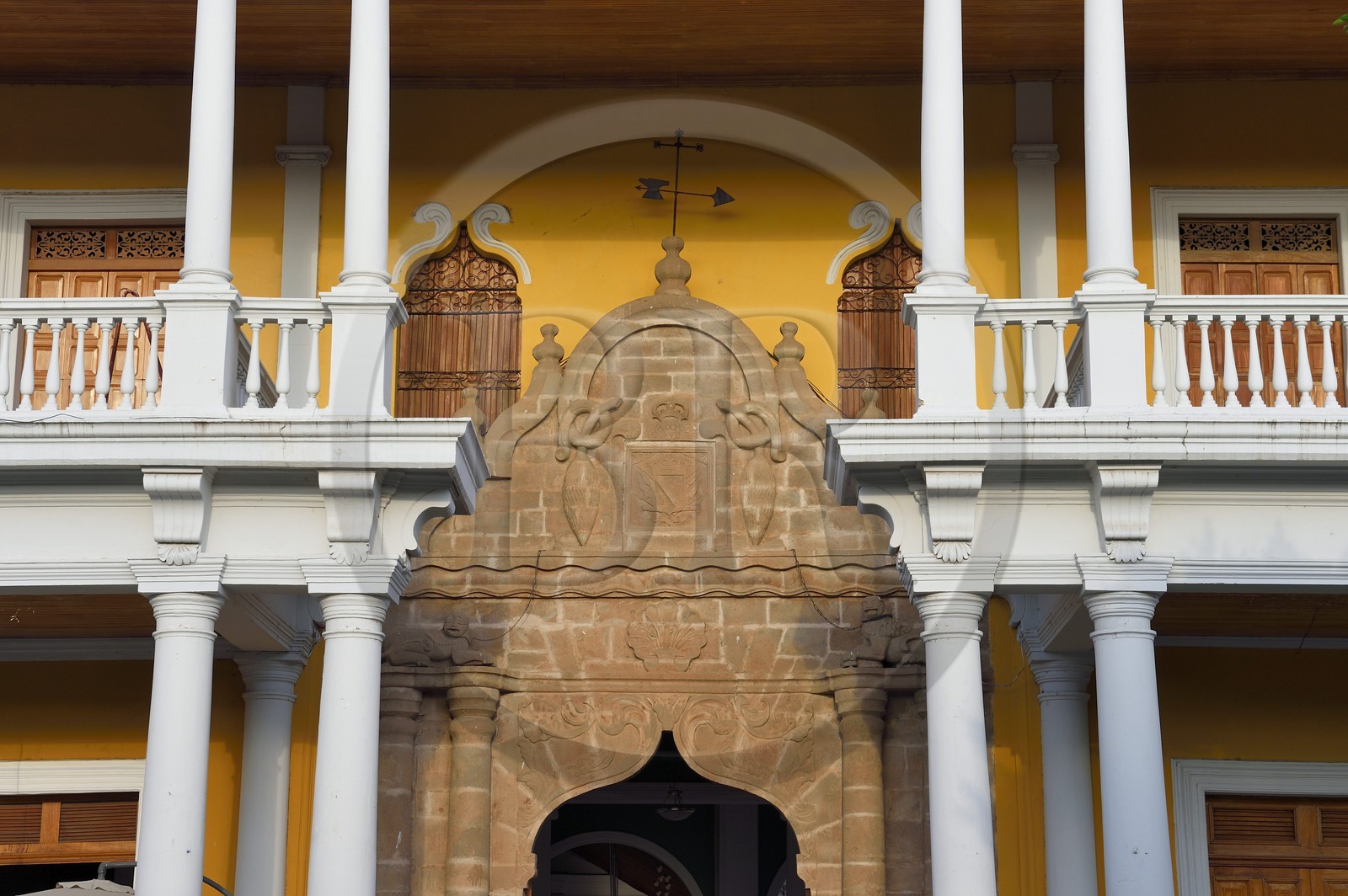 Nicaragua, Granada, maisons coloniales sur la Plaza de la Independencia, le batiment de la Fondation Casa de los Tres Mundos est appelé Casa de los Leones (Maison des Lions) car il ya deux lions de pierre sur le portail