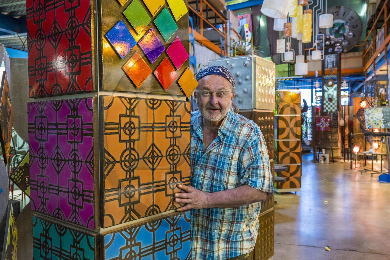France, Hérault (34), Sète, la Maison du Pescatore, l'artiste et designer François Liguori dans son showroom