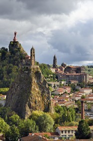 France, Haute-Loire (43), Le Puy-en-Velay, étape classée Patrimoine Mondial de l'UNESCO dans le cadre des chemins de Compostelle, vue sur la ville avec la Chapelle Saint-Michel d'Aiguilhe perchée sur un piton volcanique au premier plan, la statue Notre Dame de France (de 1860) sur le Rocher Corneille surplombant la cathédrale Notre Dame de l'Annonciation du XIIe siècle en arrière plan