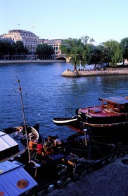 France, Paris (75), les rives de la Seine, classées Patrimoine Mondial de l'UNESCO, repas sur une péniche face à la pointe de l'île de la Cité