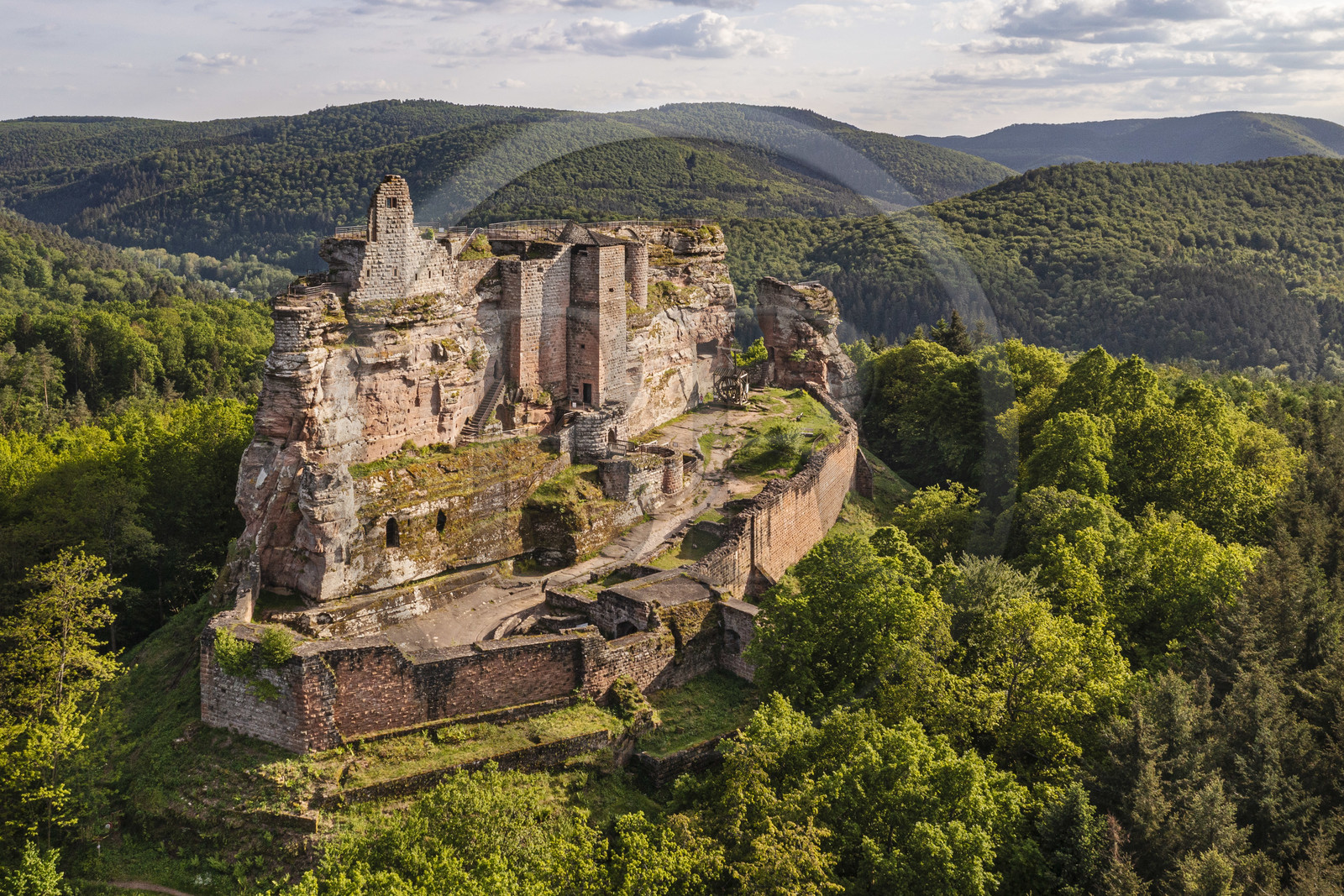 France, Bas-Rhin (67), Parc naturel régional des Vosges du Nord, Lembach, chateau de Fleckenstein (vue aérienne)