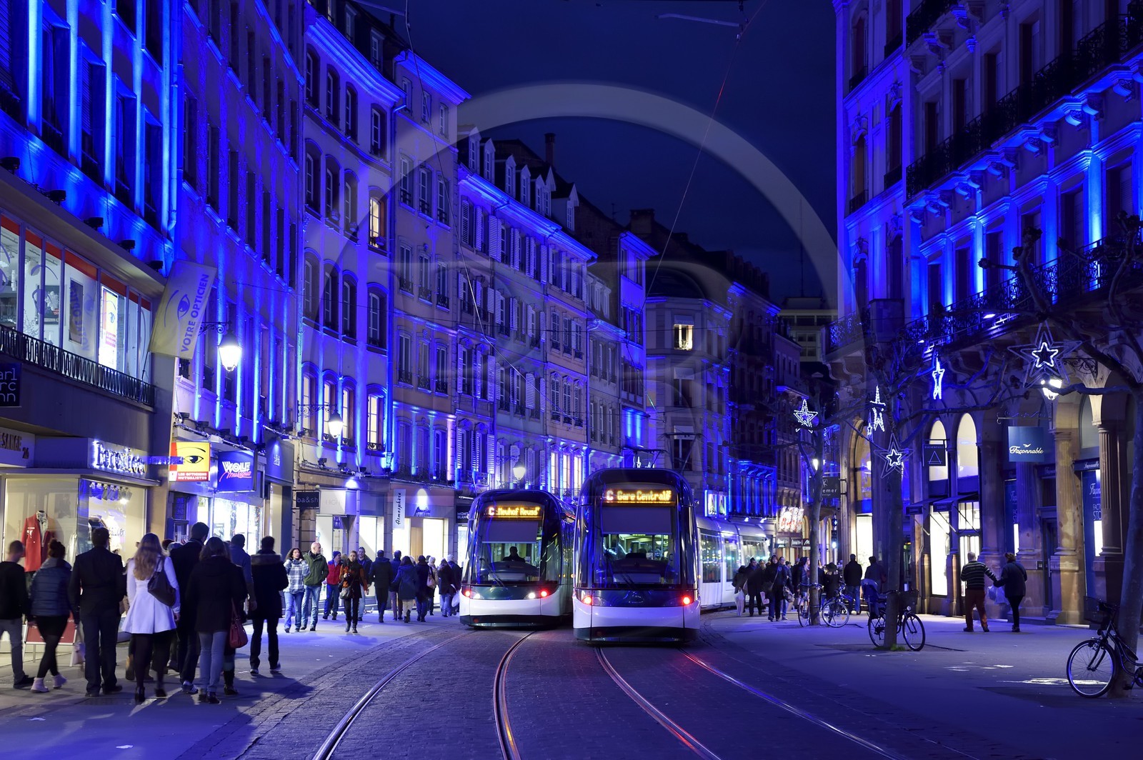 France, Bas-Rhin (67), Strasbourg, éclairage de Noël, tram dans la rue de la Mesange
