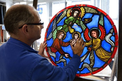 France, Marne (51), Reims, atelier Simon-Marq, maitres-verriers à Reims depuis 1640, restauration de vitraux de la basilique Saint Rémi
