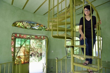 France, Meurthe-et-Moselle (54), Nancy, musée de l'Ecole de Nancy dans l'ancienne propriété d'Eugène Corbin, vitraux de la porte du pavillon aquarium (1904) par Jacques Gruber, la conservatrice Valérie Thomas
