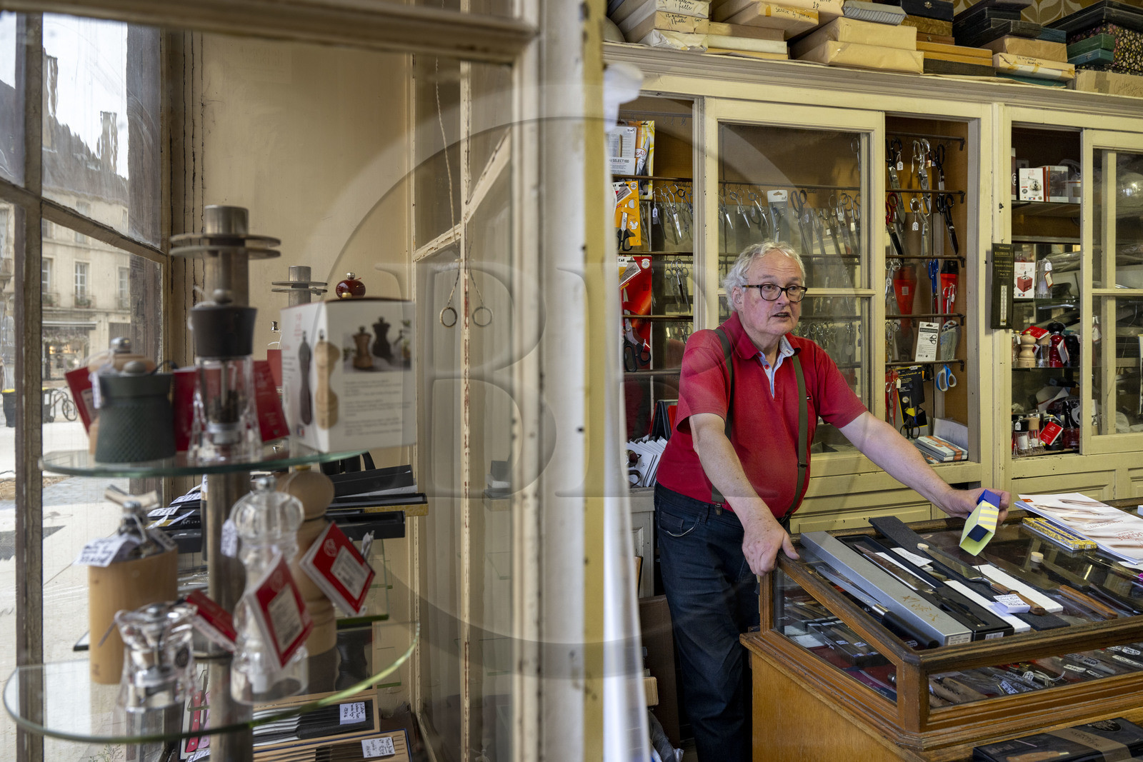 France, Côte-d'Or (21), Dijon, zone classée Patrimoine Mondial de l'UNESCO, place Bossuet, la Coutellerie de Langres, une boutique quincaillerie et plus, hors du temps et établie dans la maison natale de l'écrivain français Bossuet,elle est tenue par l’érudit Michel Pernod
