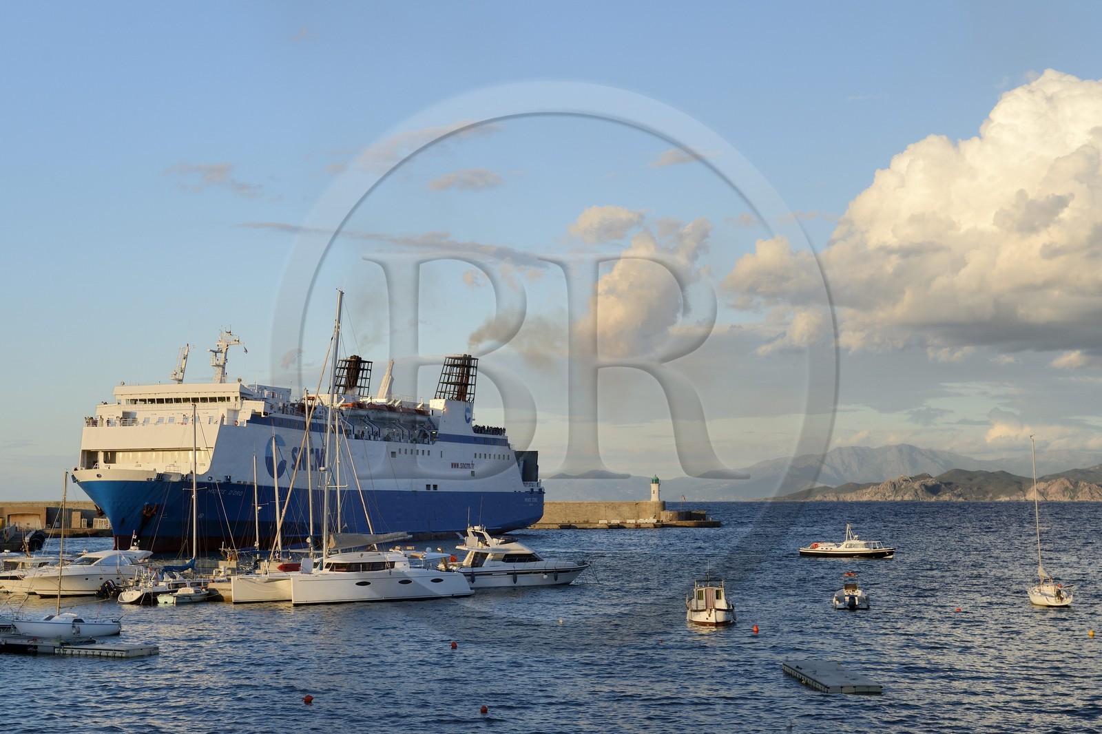 France, Haute-Corse (2B), Balagne, L'Ile Rousse, ferry de la SNCM au port