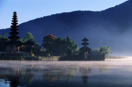 Indonésie, Bali, temple Ulun Danu au bord du lac Bratan près du village de Bedugul