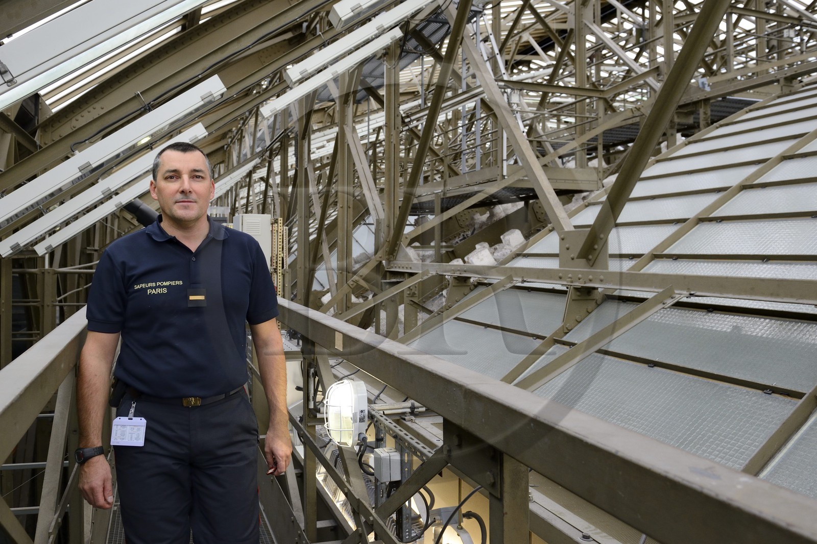 France, Paris (75), musée d'Orsay, le pompier adjudant-chef Xavier Trémeau dans les combles aussi appelées double peau au dessus de l'ancienne gare
