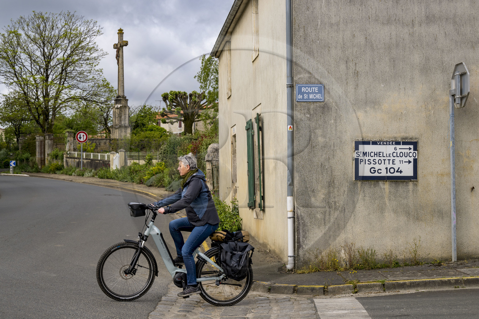 France, Vendée (85), Xanton–Chassenon, cycliste sur la piste de la véloroute Vendée Vélo Tour et plaque Michelin, signaux routier ancien donnant la direction de Pissote et Saint-Michel-le-Cloucq