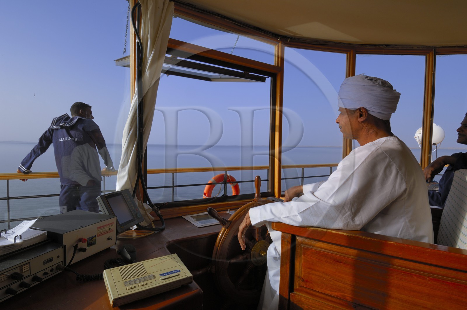 Egypte, Haute Egypte, Nubie, Lac Nasser, croisière sur le lac à bord du bateau Qasr Ibrim, la cabine de pilotage et le capitaine